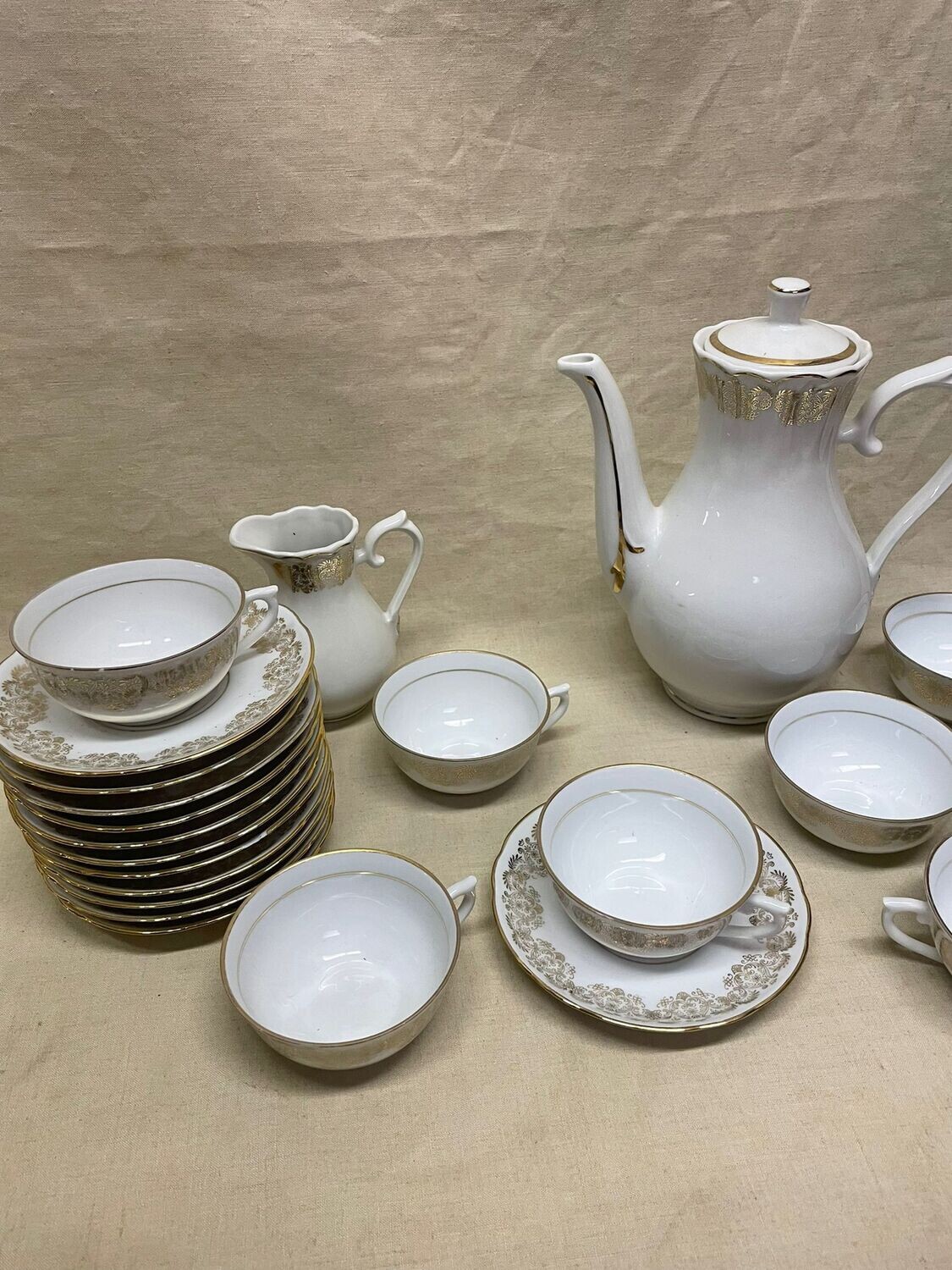 Porcelaine de CHAUVIGNY à décor floral doré - une cafetière, un pot à lait, 10 tasses et sous tasses