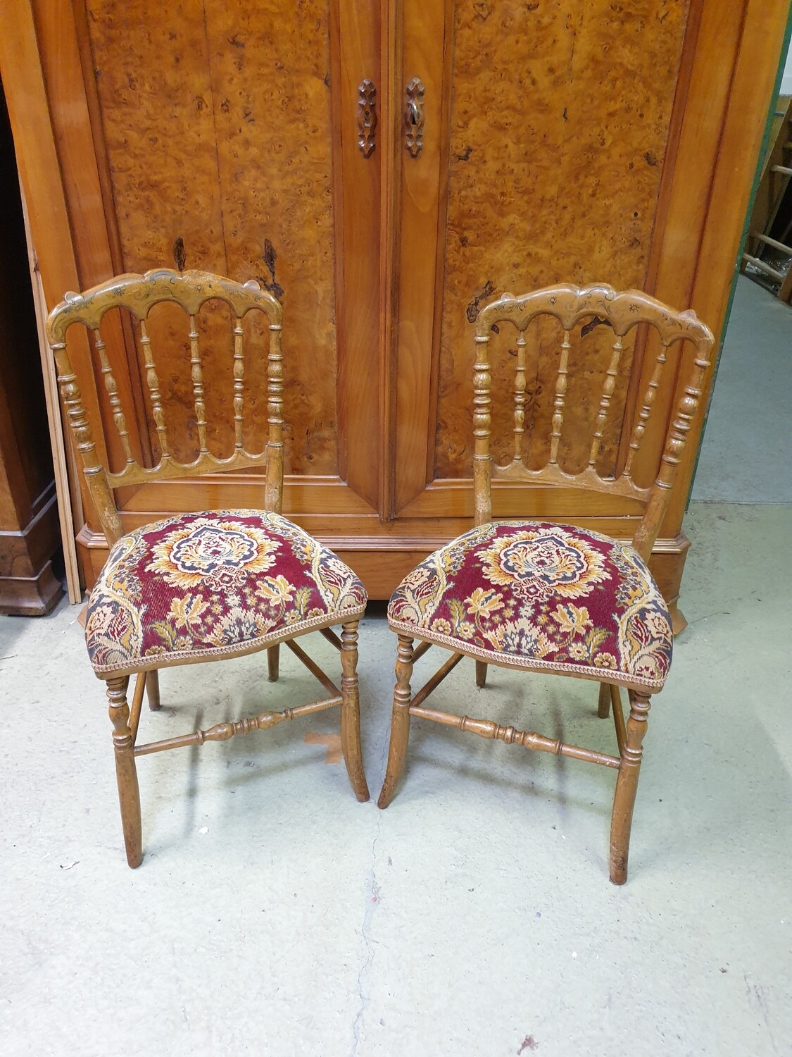 Paire de chaise en bois, assise tapisserie décor floral