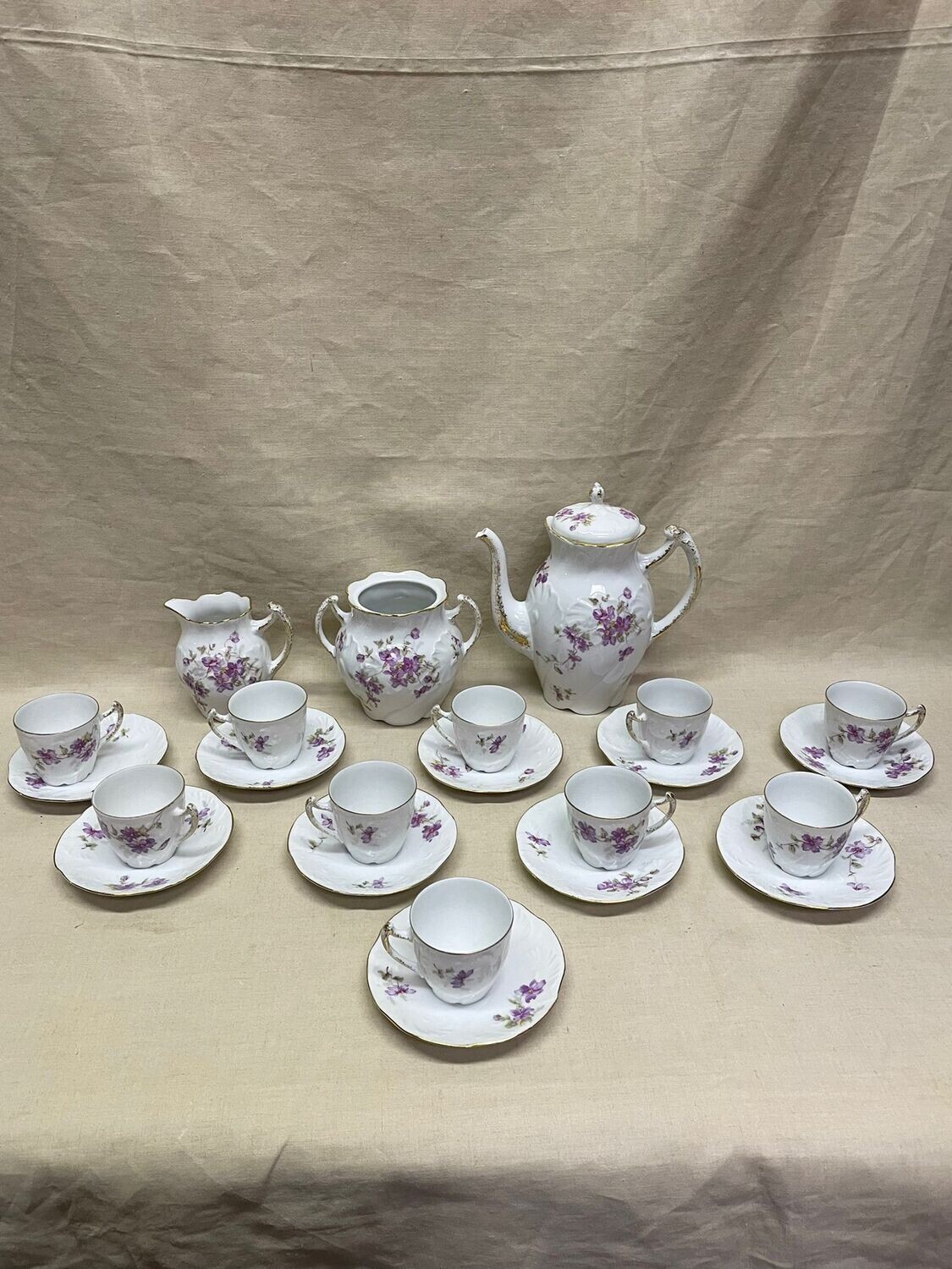 Service à thé en porcelaine blanche - 10 tasses avec leurs sous-tasses, un sucrier, un verseuse et un pot à lait