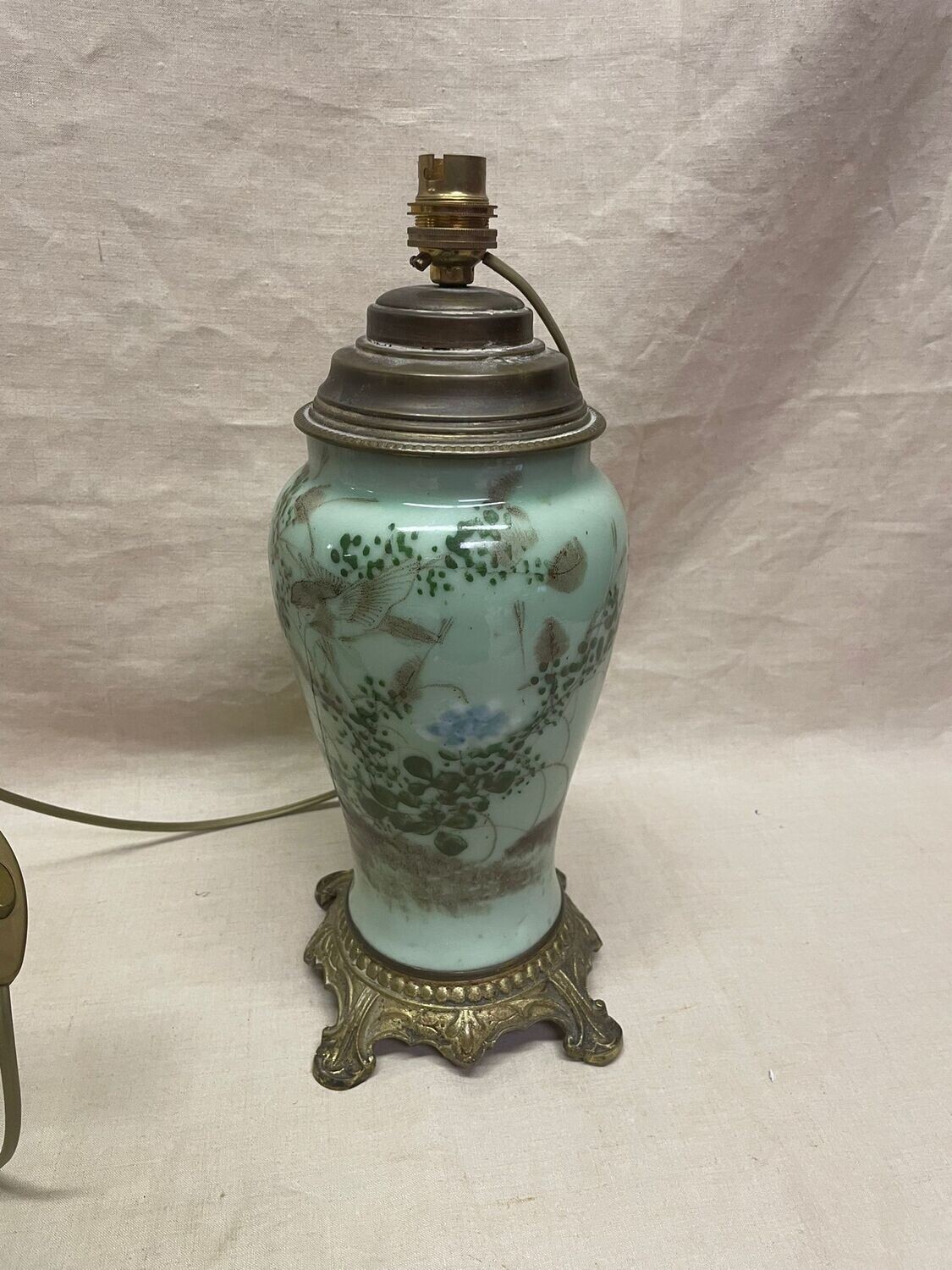 Pied de lampe vert céladon à décor floral - 30 cm
