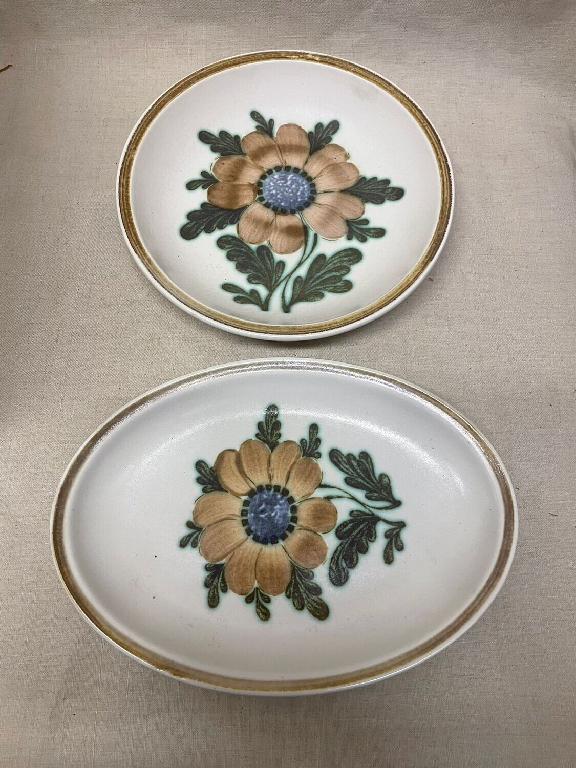 GIEN Modèle BANQUI comprennant 23 grandes assiettes, deux plats, 12 petites assiette creuses et 12 petites assiettes