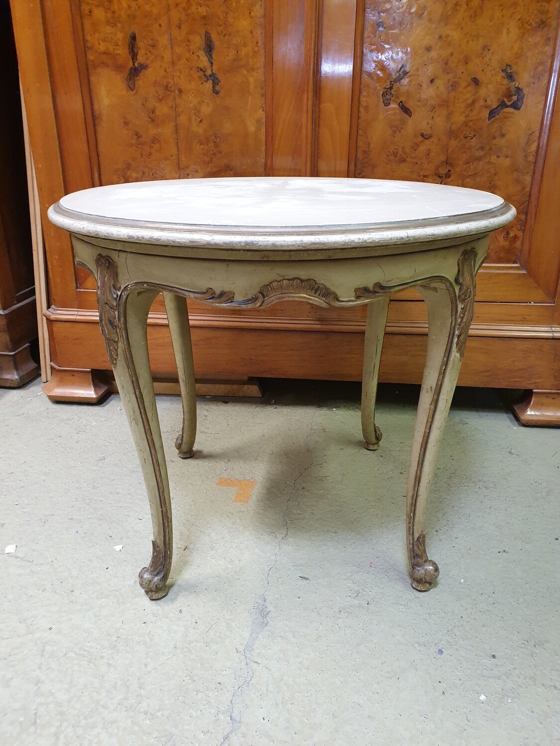 Table basse circulaire en bois à quatre pieds forme mouvementé - style Louis XV - 60 x 70 cm