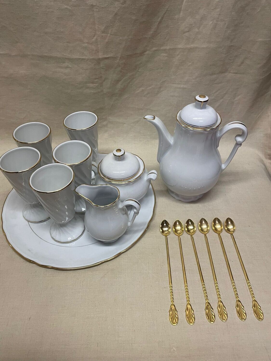 Service à café en porcelaine blanche et liseré doré - 1 cafetière, un sucrier, un pot à crème, 5 mazagrans, 6 cuillères et un plat à tarte - BERRY haute porcelaine