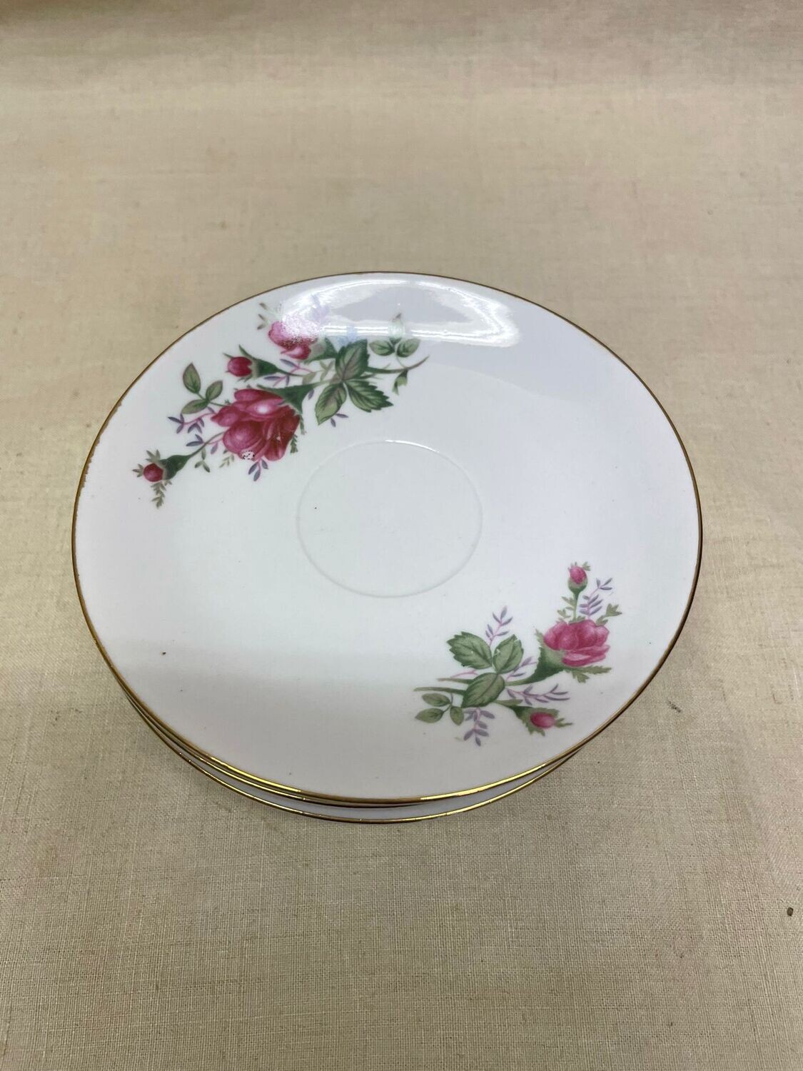Six petites assiettes à décor floral et filet d'or