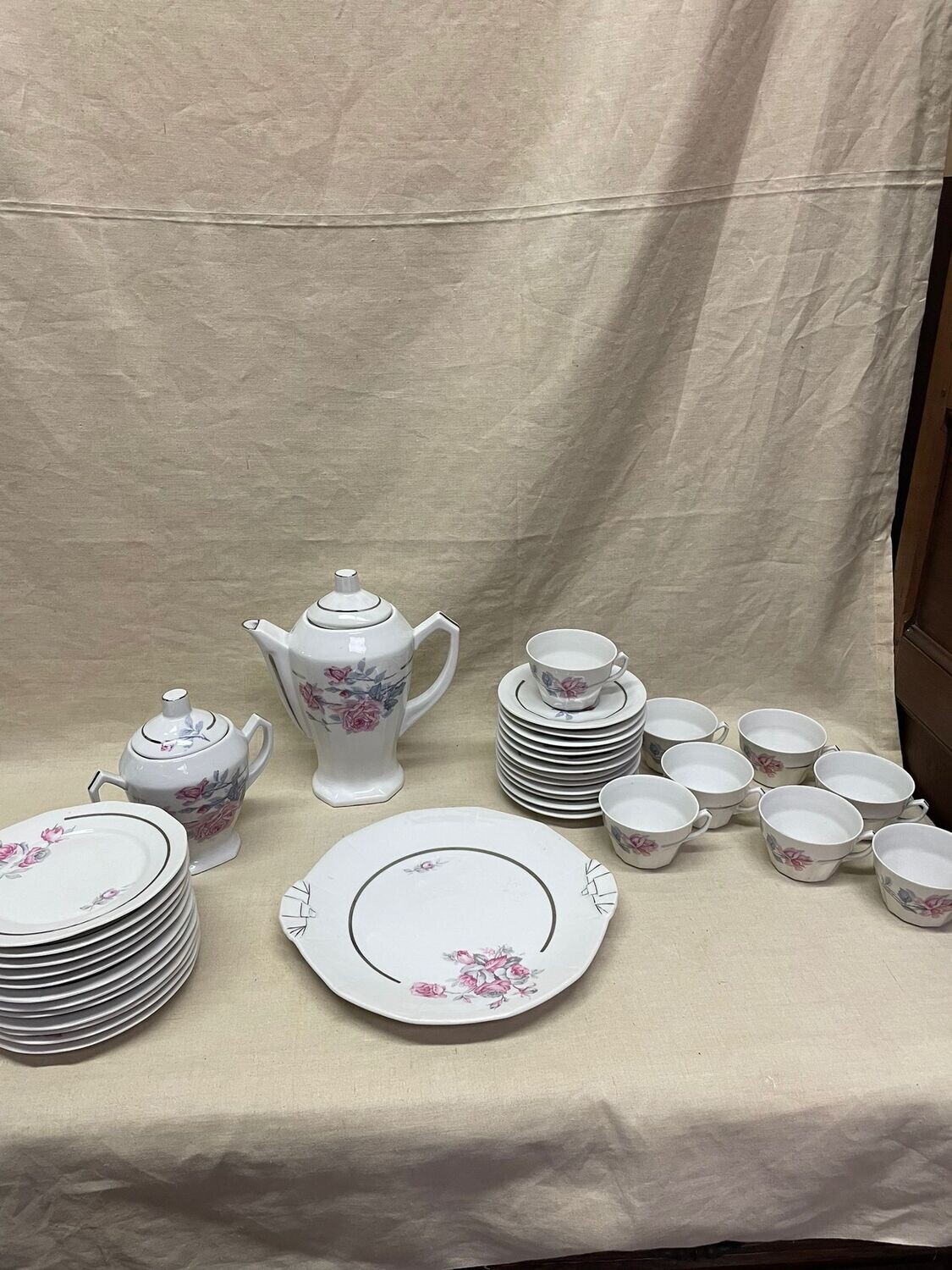 Eléments de service à thé en porcelaine à décor de roses et service à gâteaux assorti - Une verseuse, un sucrier, 8 tasses et sous tasses, 1 plat et 12 assiettes à dessert