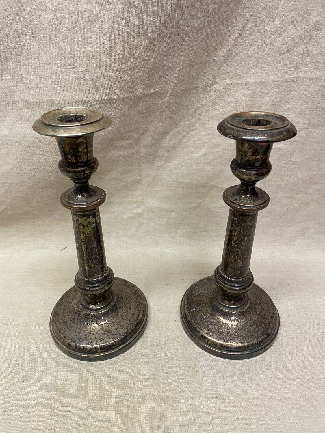 Paire de bougeoirs en métal argenté - Hauteur 25 cm