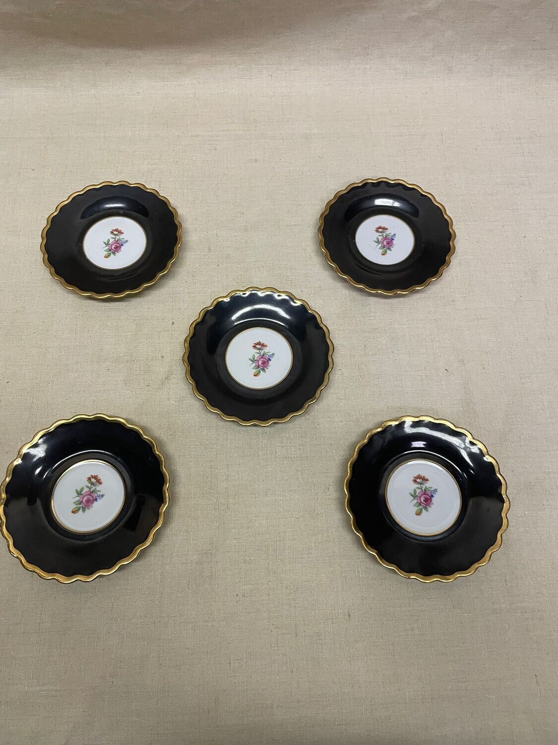 Cinq soucoupes
