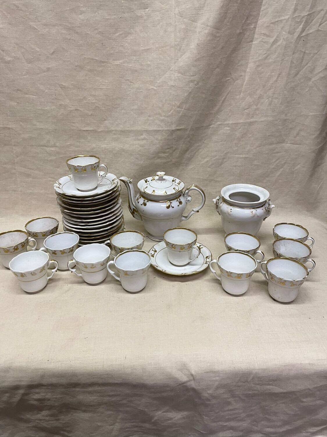 Service à café en porcelaine blanche avec filet doré - 14 tasses et sous tasses, un théière, un pot à lait et un sucrier - vers 1880