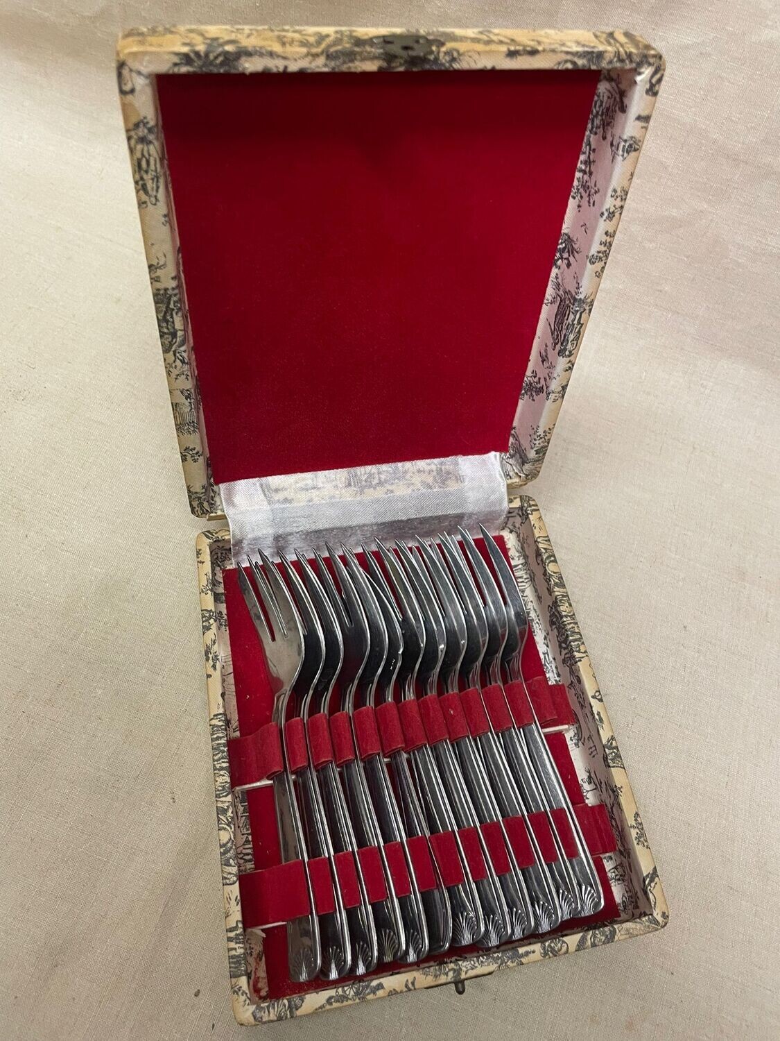 Ecrin composé de douze fourchettes à trois dents