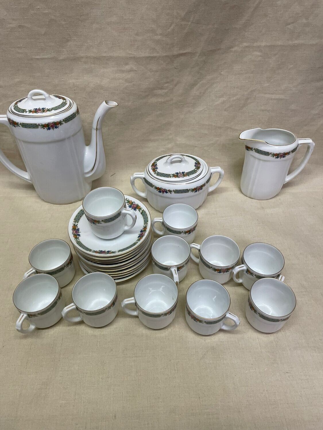 Service à thé en porcelaine à décor floral et filet d'or - 11 tasses et sous tasses, une verseuse, un sucrier et une verseuse à lait