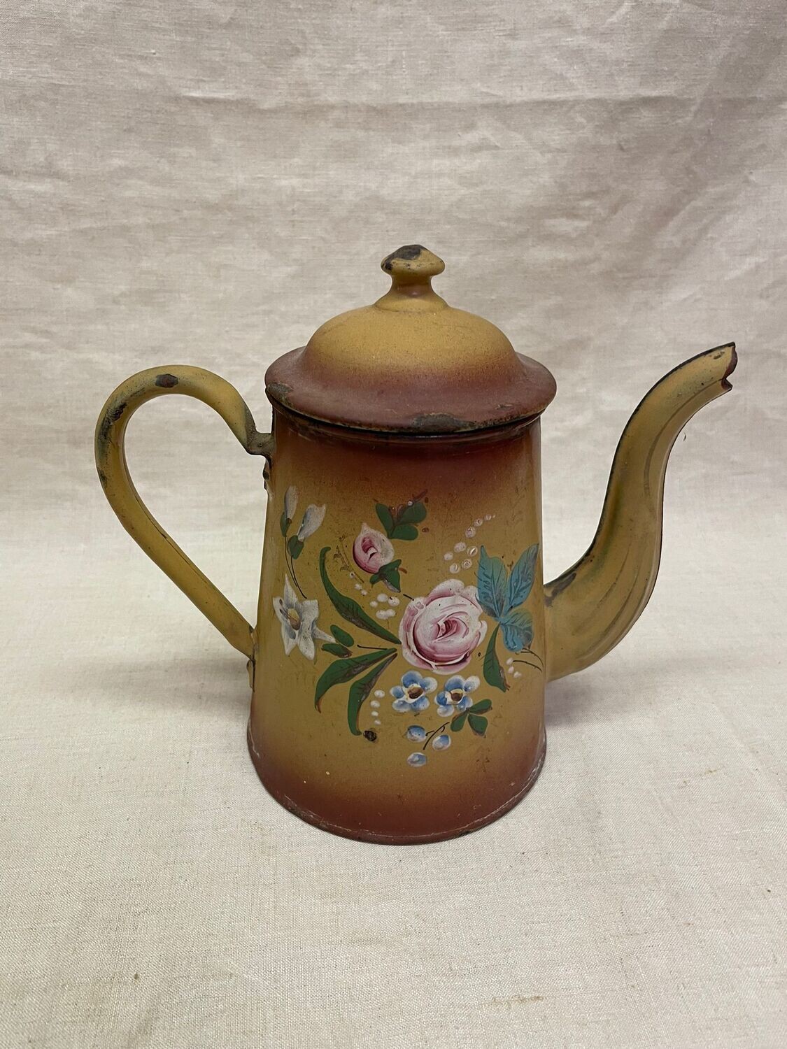 Cafetière en fer émaillé, décor floral - 19 cm