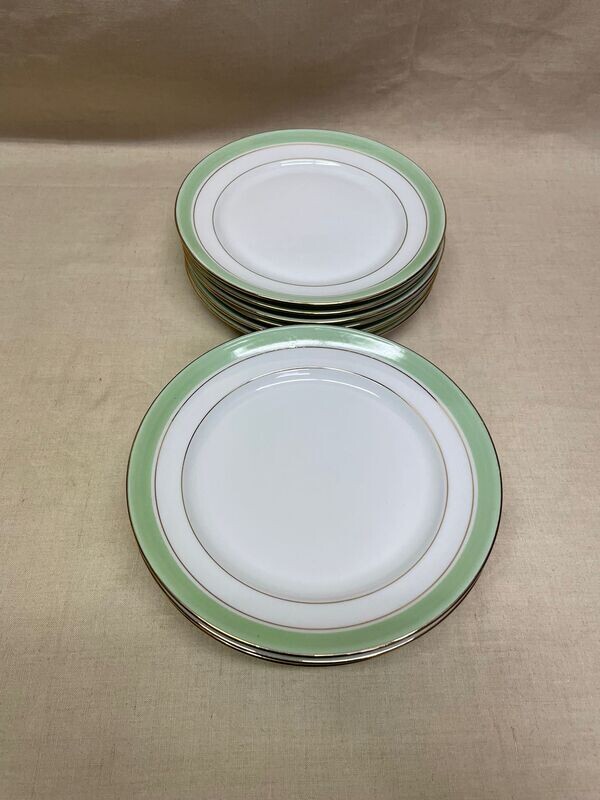 Ensemble de 12 assiettes à dessert vert et doré et un plats