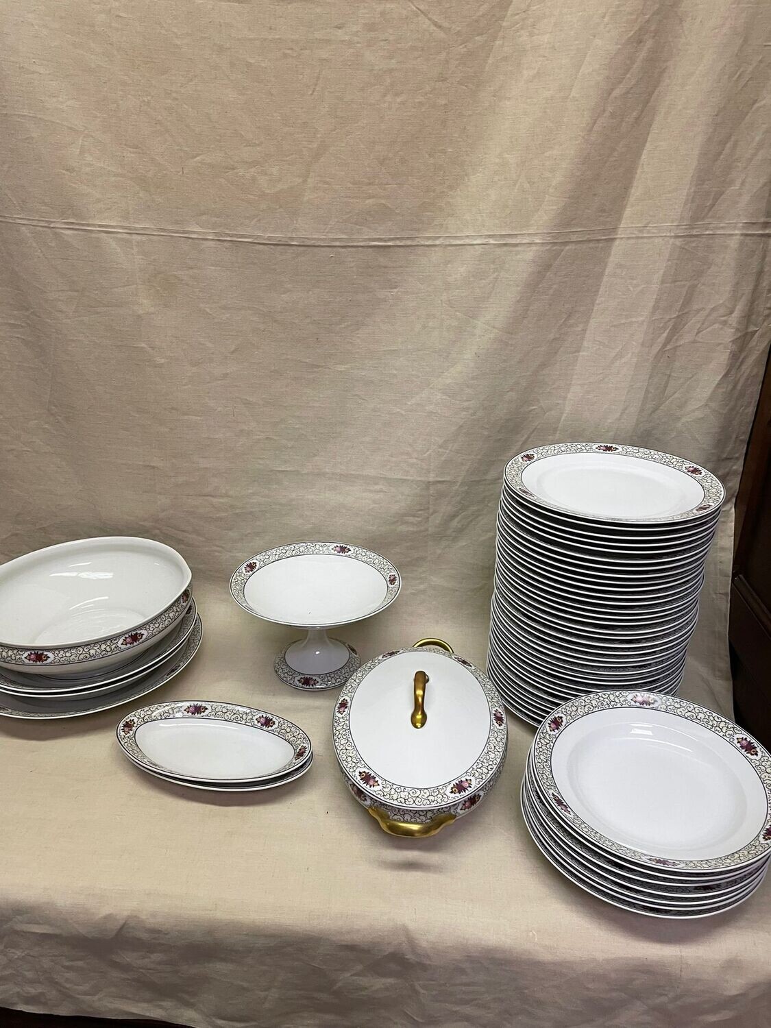 Limoges Service de table en porcelaine - Deux soupières, deux plats ovales, 12 assiettes creuses, 12 assiettes à dessert, 33 assiettes plates