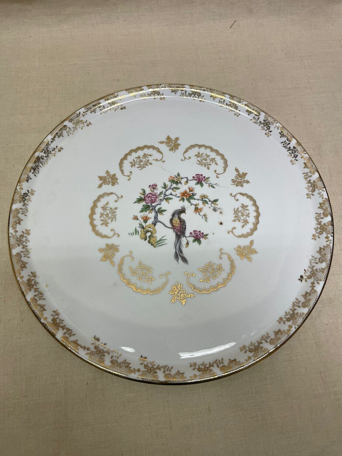 Plat rond à décor de filet d'or "Veritable porcelaine transparente" - D 32 cm