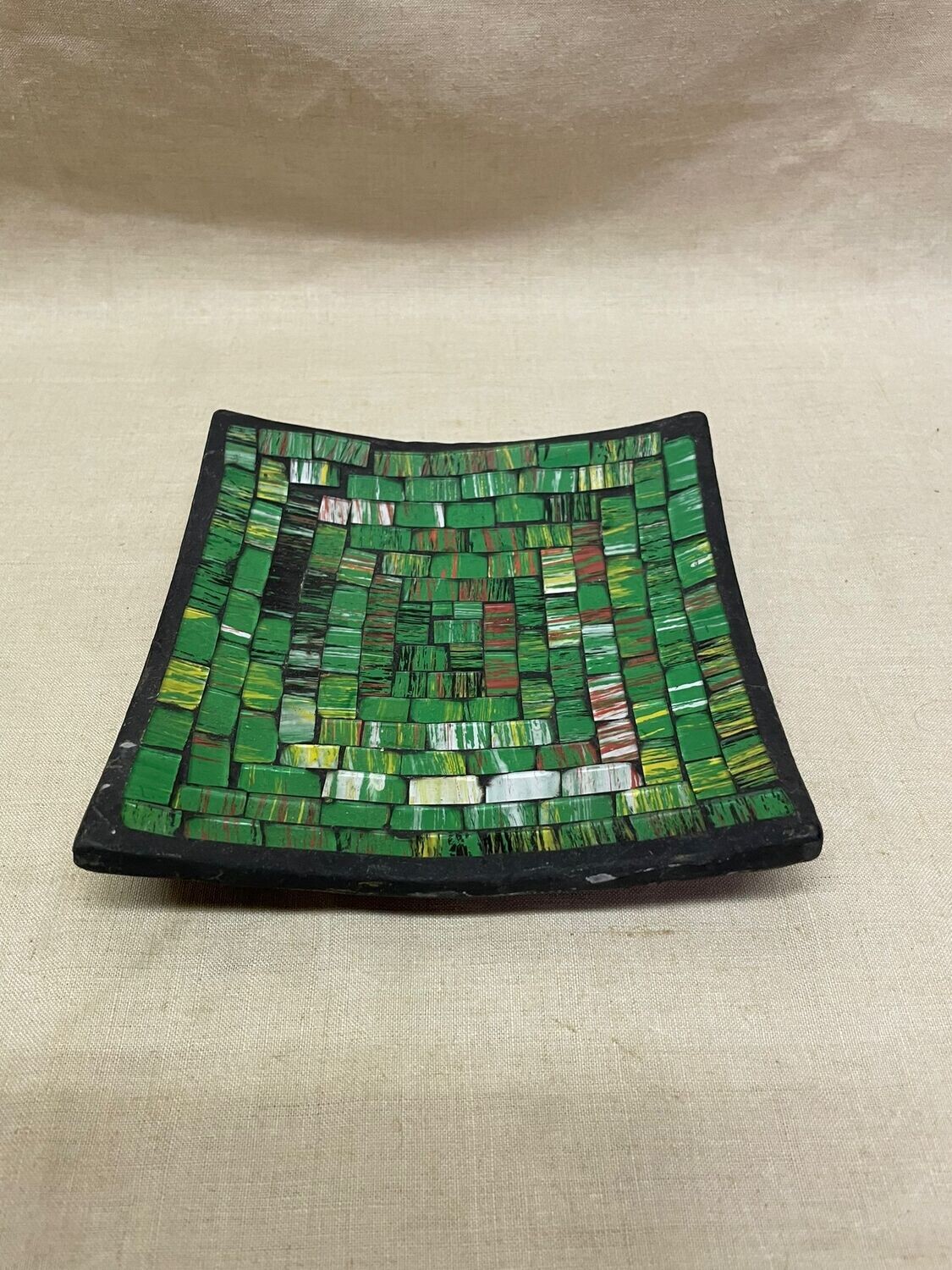 Coupelle en faïence verte - 17 cm