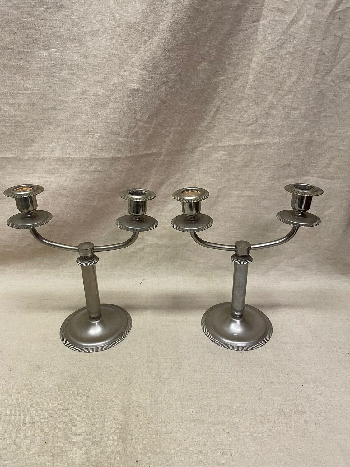 Paire de bougeoirs argenté à deux bars - Hauteur 25 cm