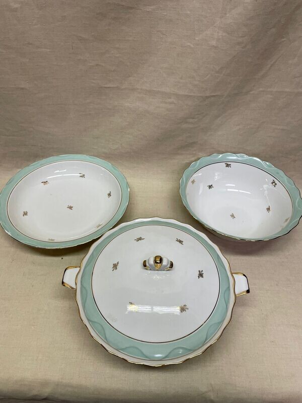 Service à  filet d'or et vert - 24 assiettes, 12 assiettes creuses, une soupière, un saladier, trois plats ovales, pot à sauce et deux plats ronds