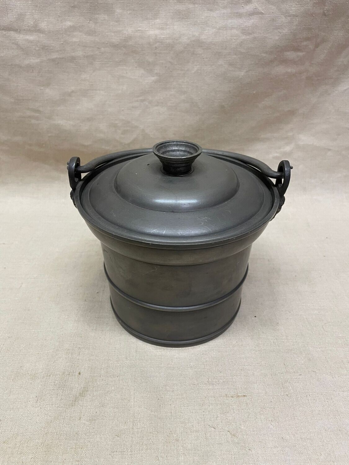 Petit seau en étain - H 14 D 15 cm