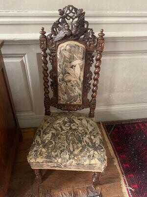 Chaise Renaissance en bois sculpté aux colombes, garniture de tissu vert - 108 cm