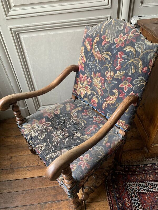 Fauteuil en bois avec garniture de tissu à décor floral et animalier - Hauteur 100 cm