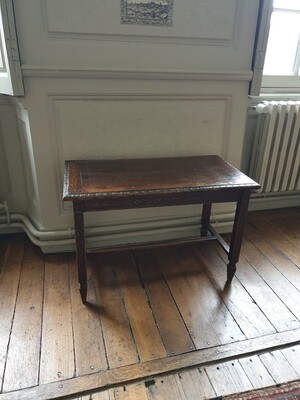 Table en bois Renaissance avec les rebords sculptés - 52X43X78 cm