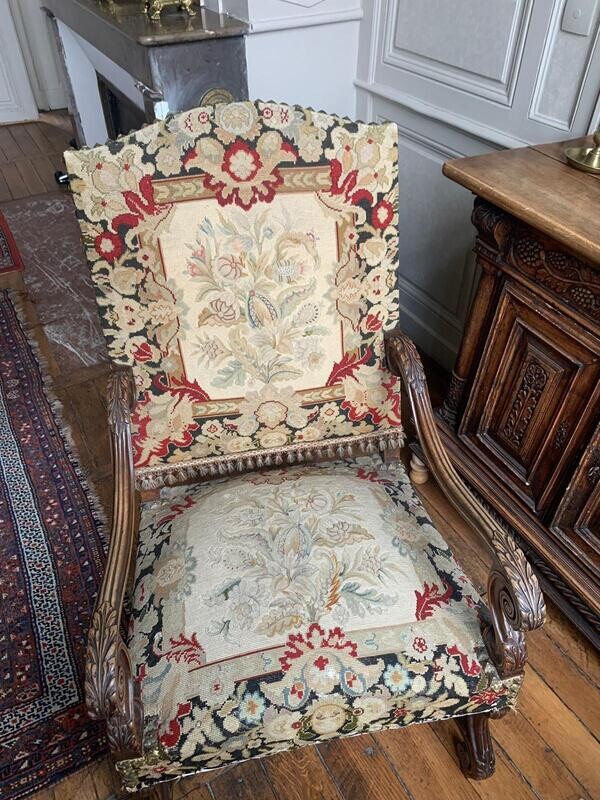 Fauteuil Renaissance avec garniture de tissu à décor floral - Hauteur 115 cm