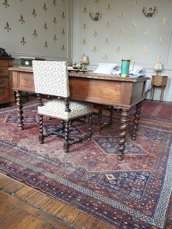 Bureau en bois sculpté Renaissance   - h80xl152x75 cm