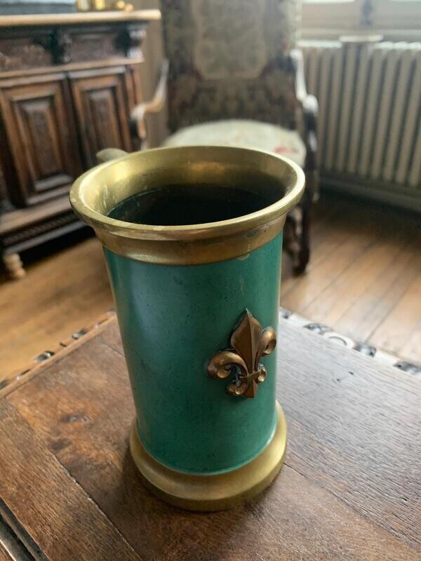 Tasse en bronze avec une fleur de lys - 15 cm