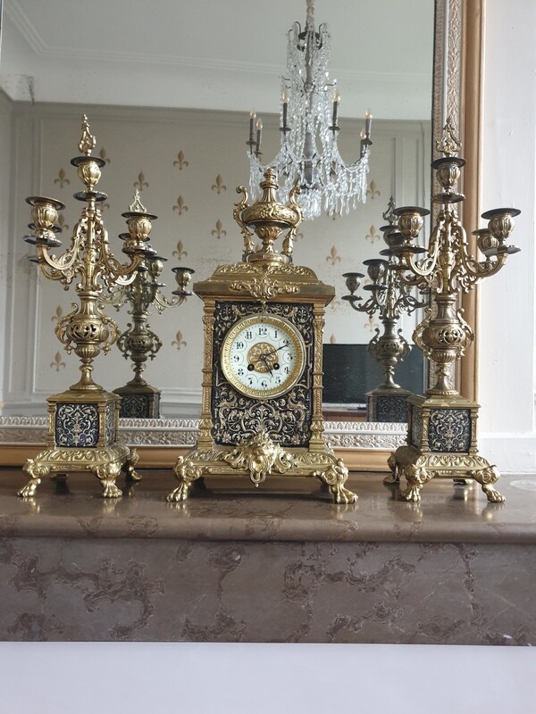 Garniture de cheminée en bronze doré Napoléon III avec griffes et tête de lion - Hauteur 58 cm
