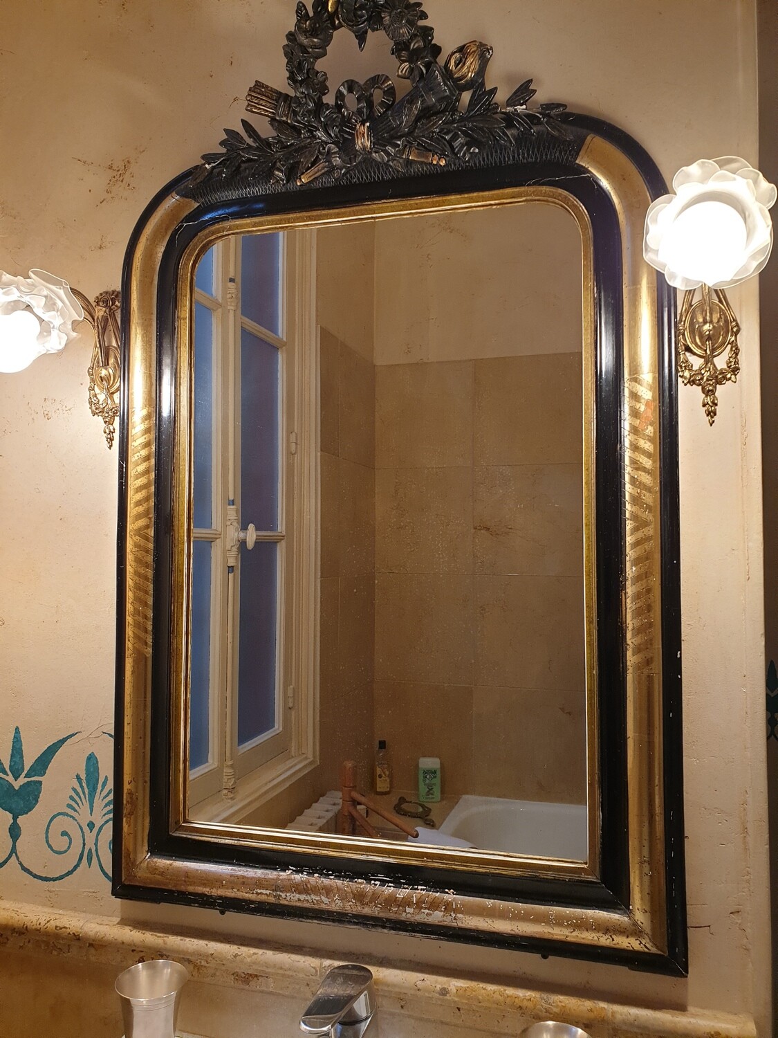 Miroir en bois mouluré noir et doré - 104 x 64 cm