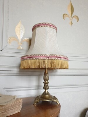 Lampe dorée avec abat-jour blanc et détails rose - Hauteur 41 cm