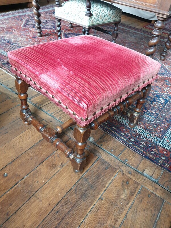 Tabouret en bois et garniture de velours rouge - h45x47xl51