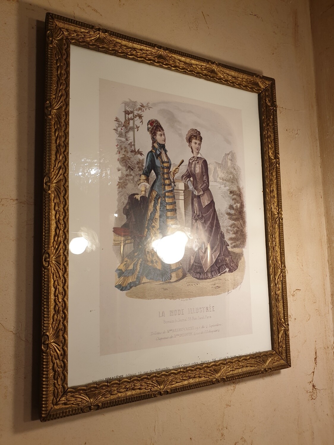 Gravure en couleur représentant deux femmes "La mode illustrée" - 44,5x35 cm