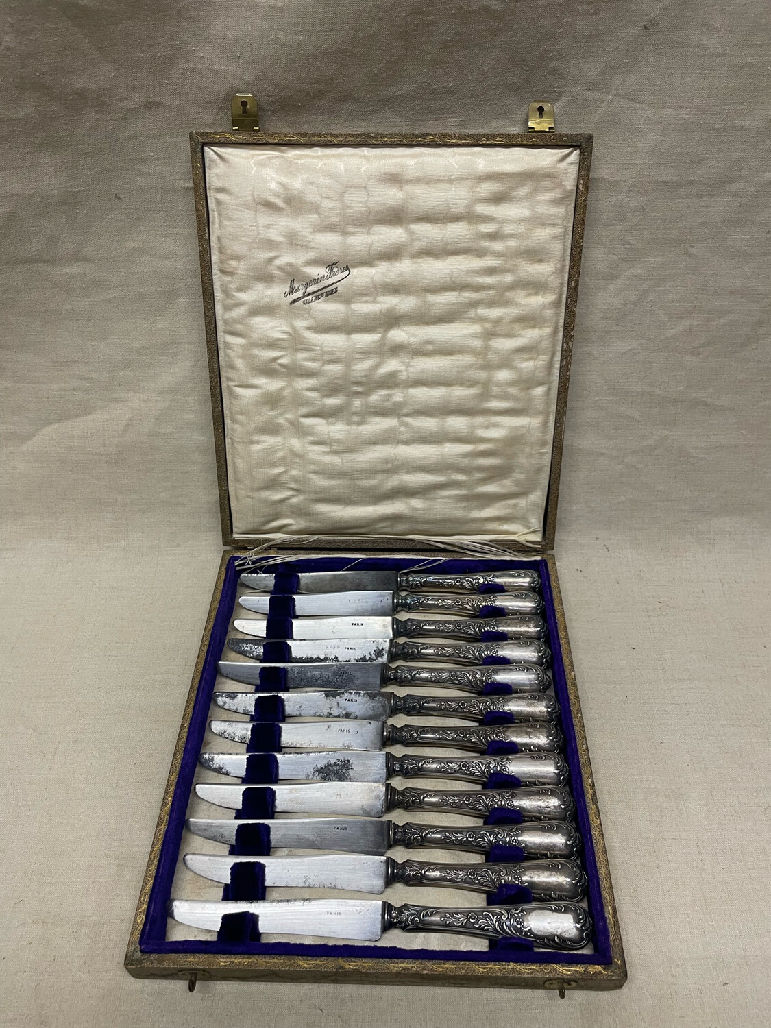 Ecrin composé de 12 couteaux en métal argenté