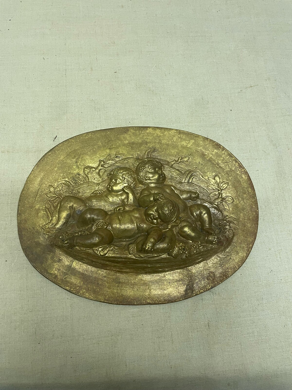  Plaque à patine dorée représentant des putti. 17x22 cm.