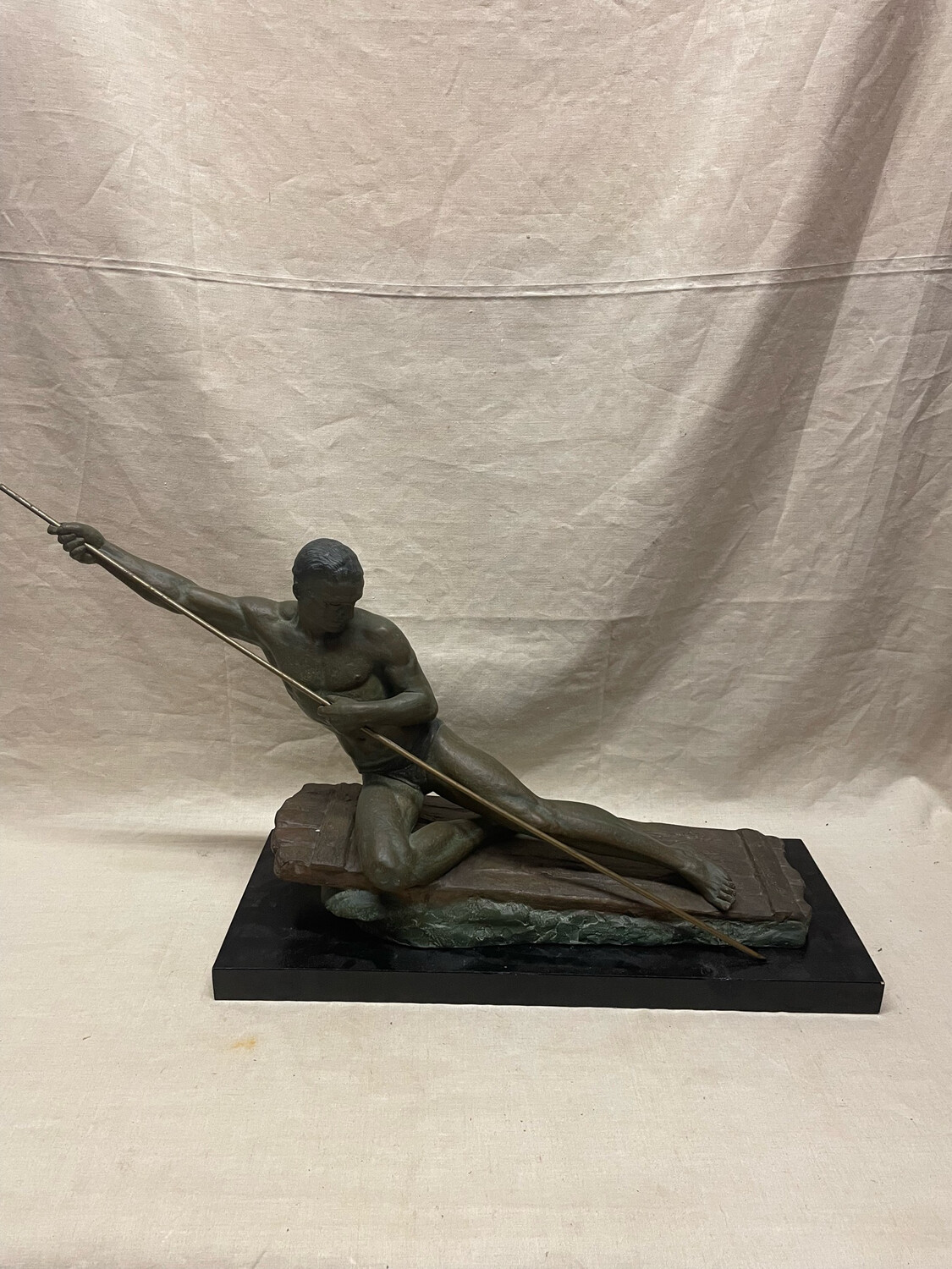 Statue en bronze sur son socle représentant un homme Grec tenant une lance - H-40 L-55