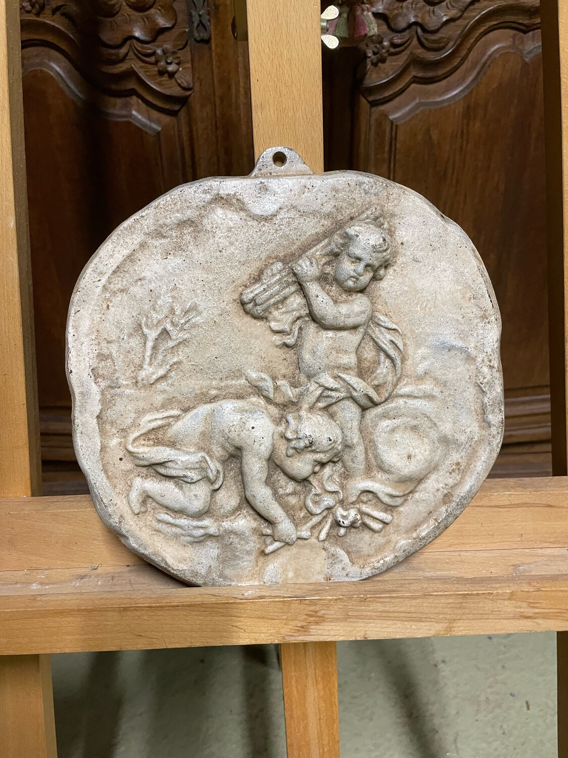 Plaque décorative en fonte laqué blanc, moderne, figurant des putti - 26 x 26