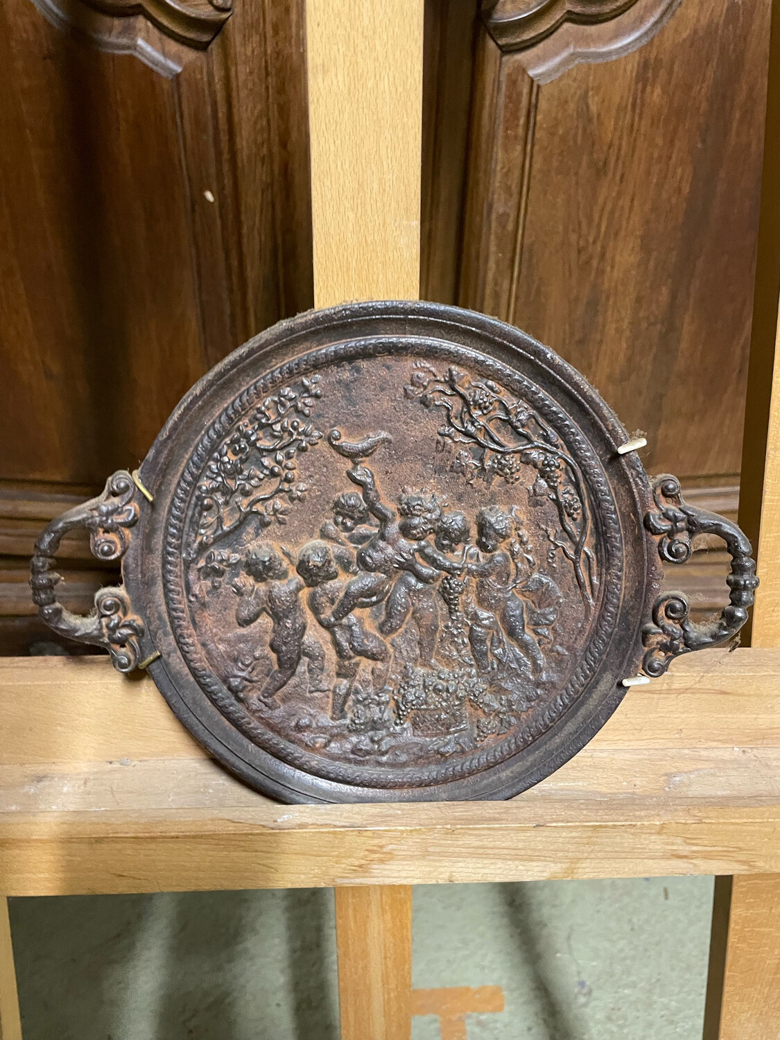 Coupe à anses à décor d'amours - 27 cm