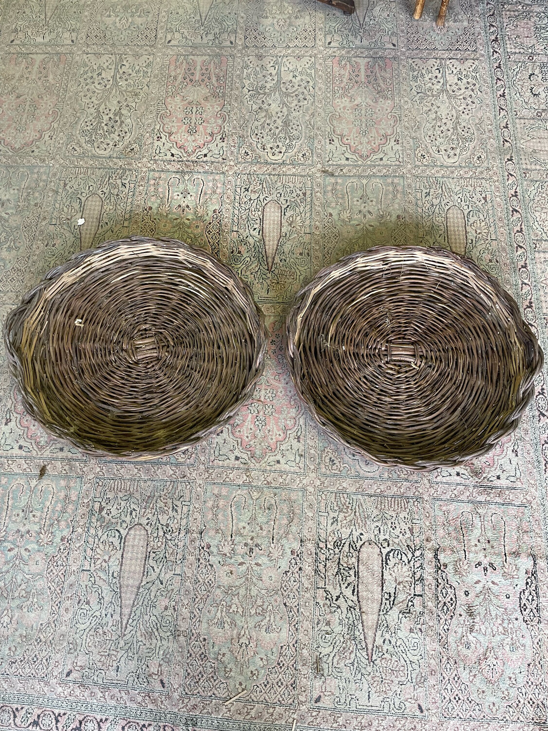Deux corbeilles en osier - D 67 cm