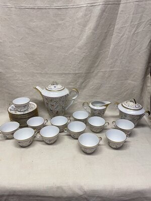 LIMOGES Service à café en porcelaine blanche à décor floral polychrome et filet or - 12 tasses, 12 assiettes, une verseuse, un sucrier et un pot à lait
