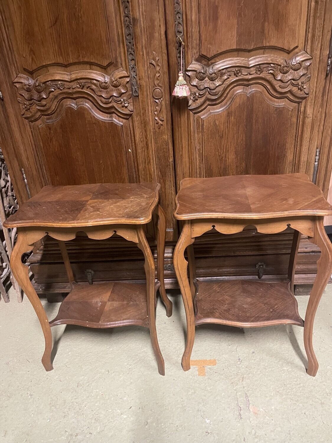 Paire de tables de chevet en bois et bois de plaquage, la ceinture chantournée - Vers 1900 - H 72 x 50 x 37 cm