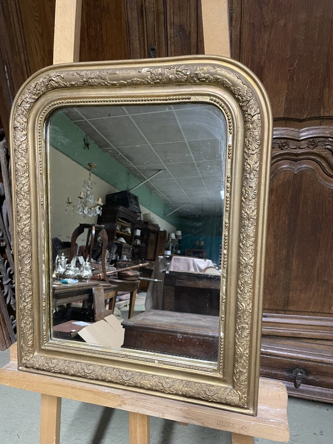 Miroir rectangulaires à angles supérieurs arrondis en bois et stuc doré - 49 x 61 cm