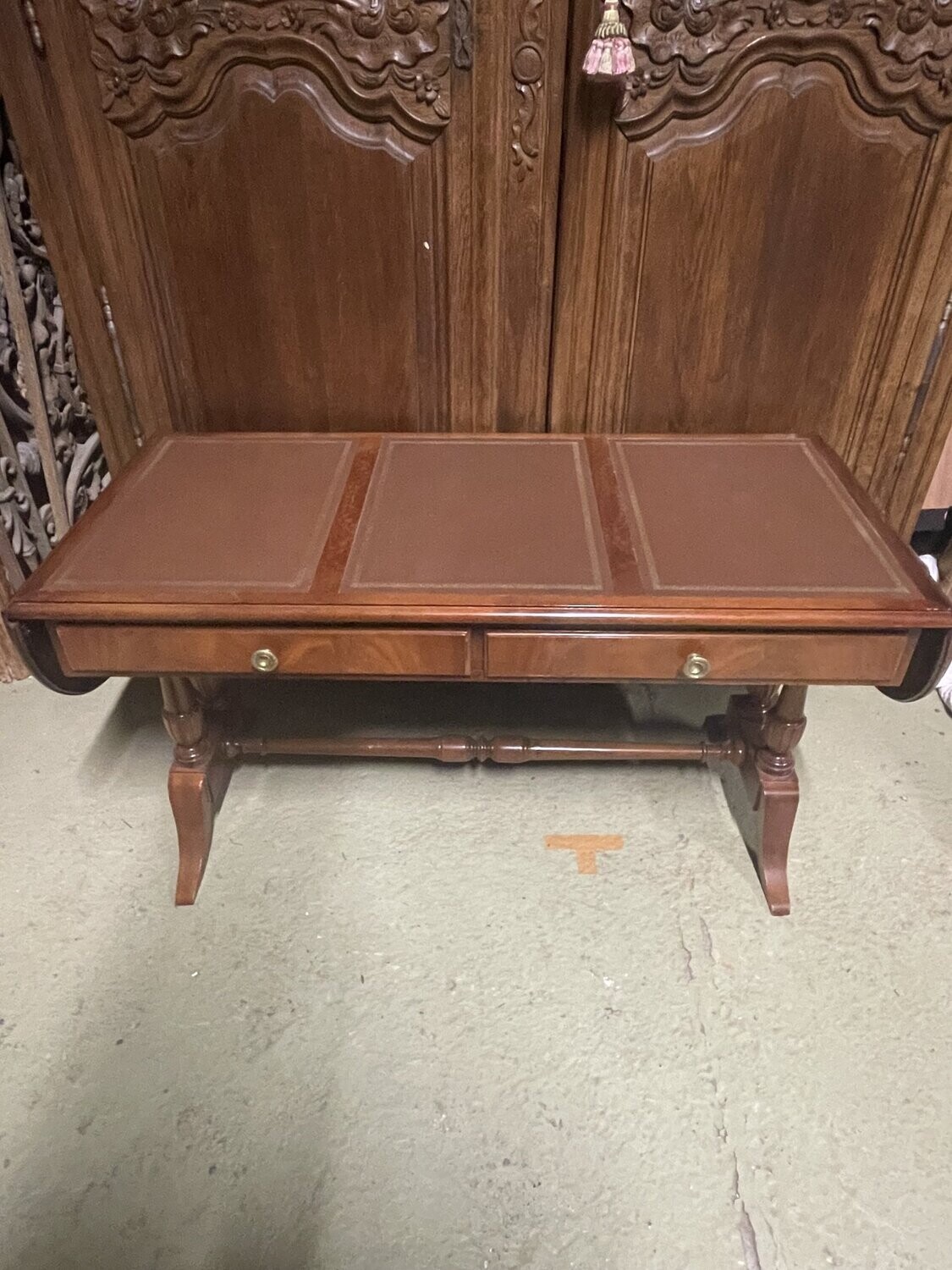 Table basse de salon plateau gainé de cuir à deux volets, deux tiroirs en ceinture, entretoise en H, style anglaise - 58 x 110 x 50 cm