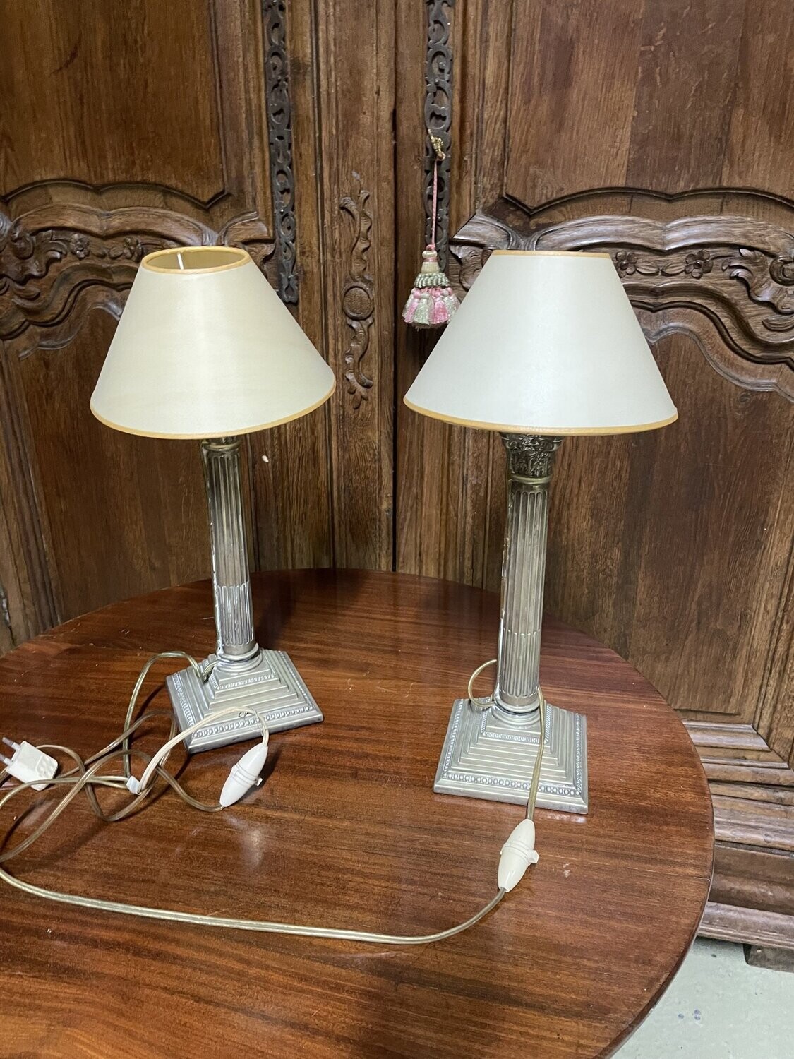 Paire de lampes en métal argenté à décor de colonnes rudentées et chapiteaux corinthiens - Style Néoclassique - H 31 cm