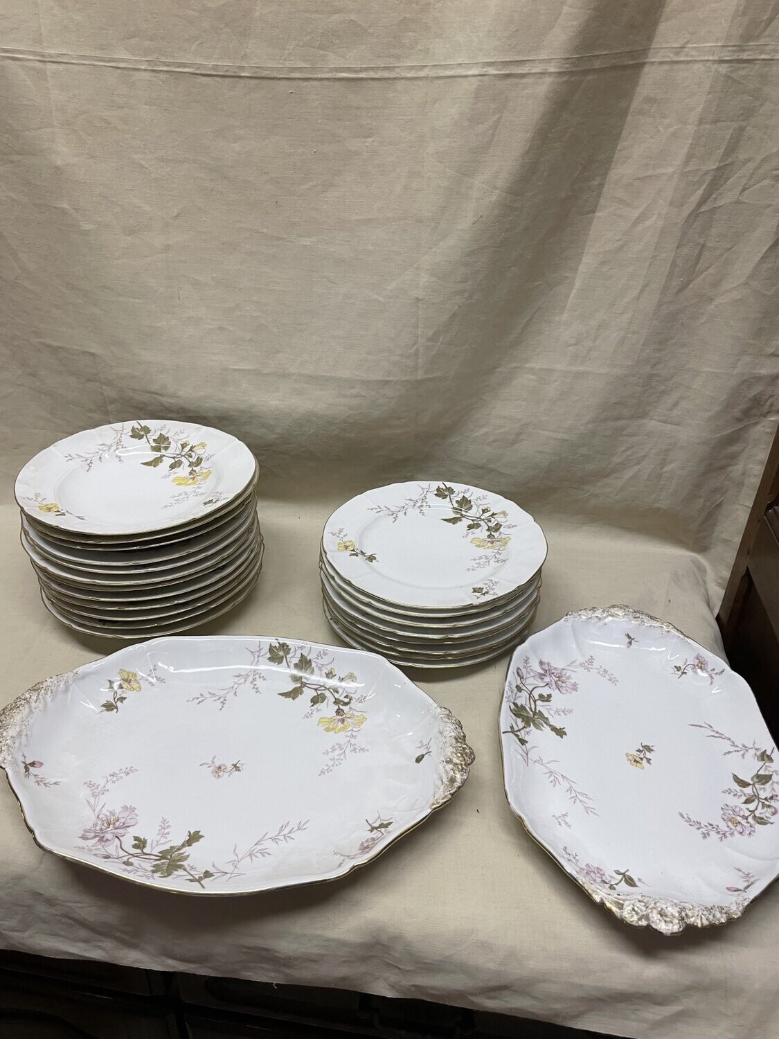 Service de table en porcelaine à décor floral et filet d'or comprenant - 8 assiettes, 12 assiettes creuses et 2 plats ovale. Limoges