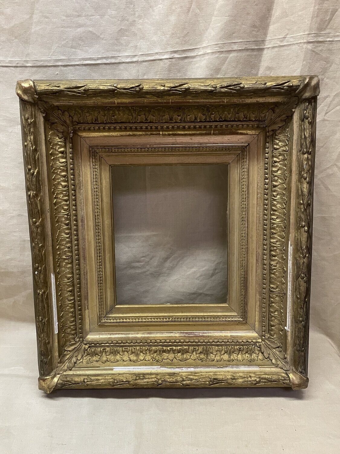 Cadre en bois et stuc doré - EXT 46 x 52 cm INT 22 x 27 cm
