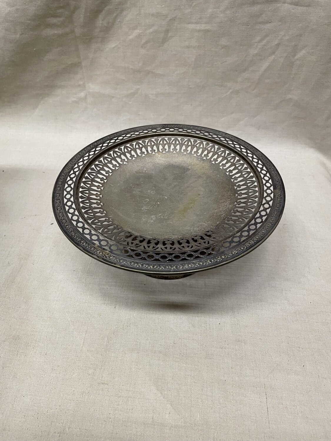 Coupe à fruit en métal argenté et ajouré et gravé - D22,5 cm