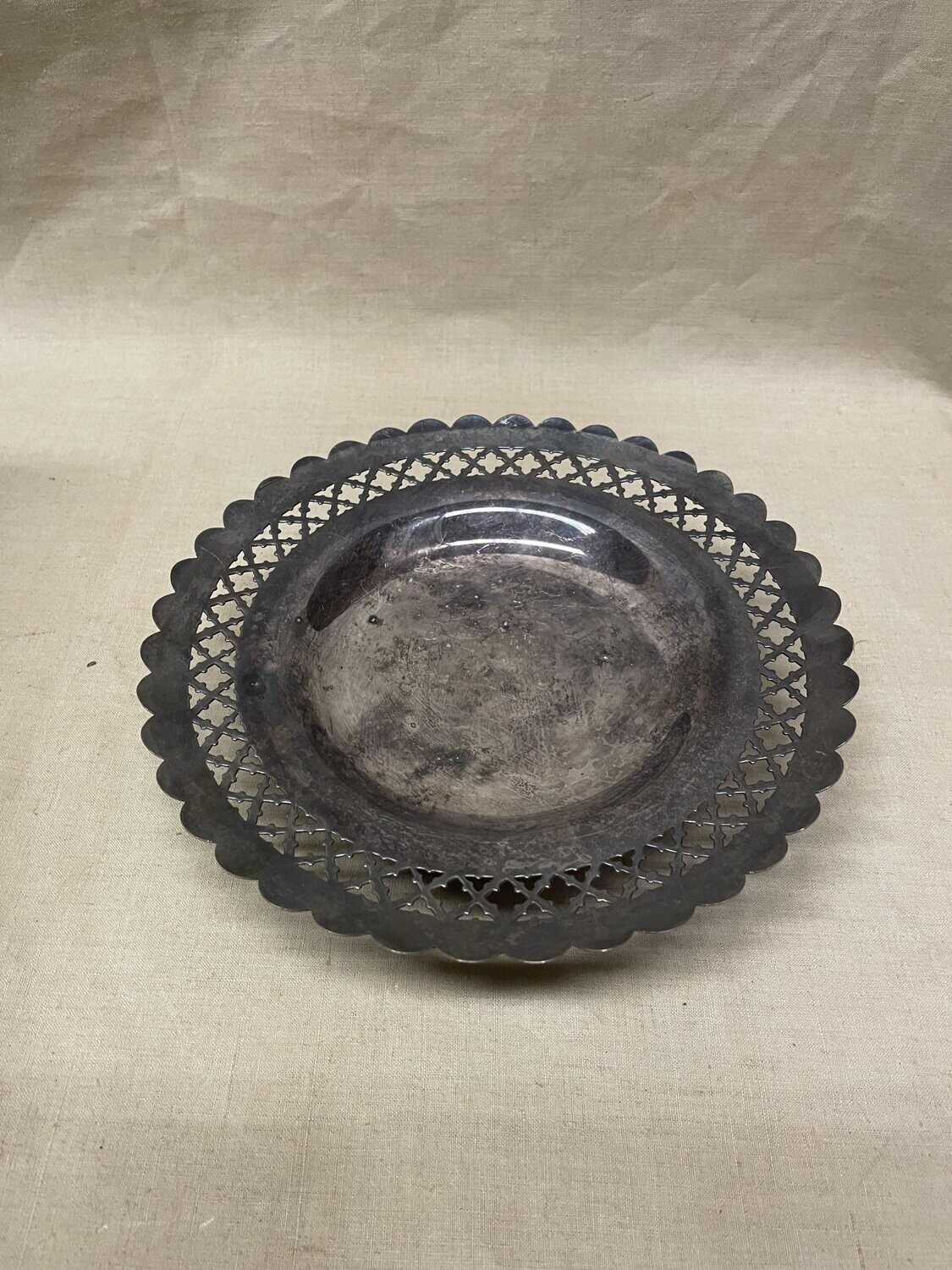 Coupe à fruit en métal argenté et ajouré - D22,5 cm