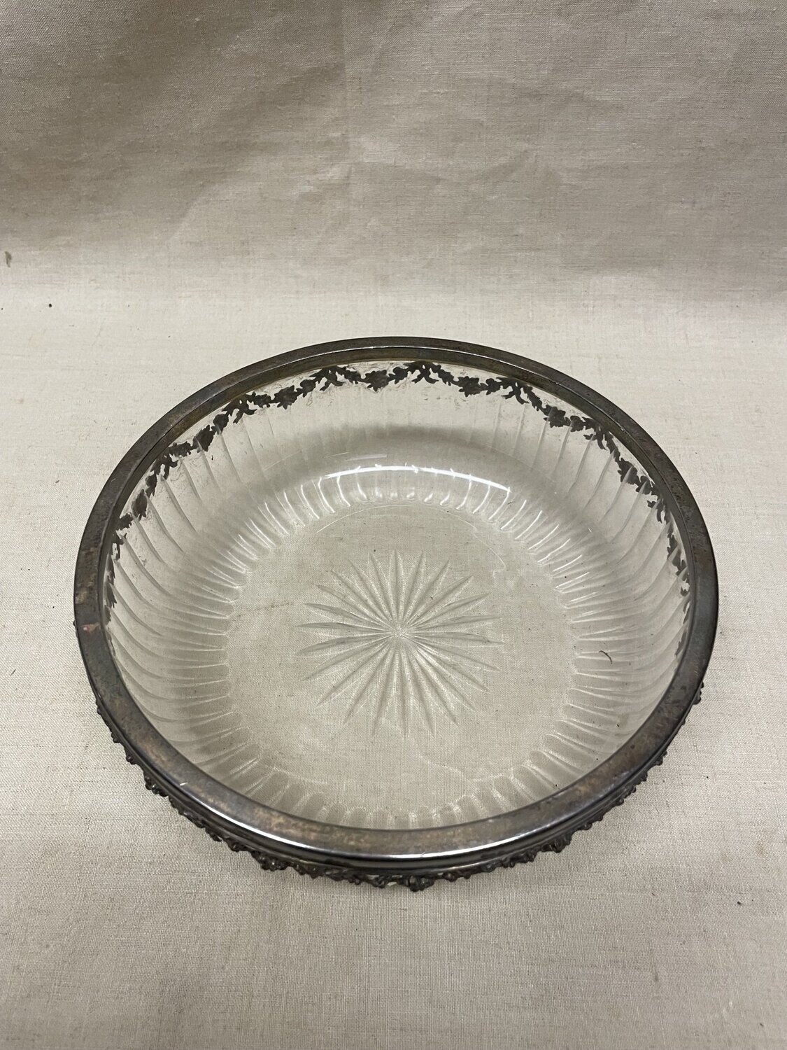 Coupe circulaire en verre cannelé et à bordure en métal argenté, décor à la guirlande - 20 cm