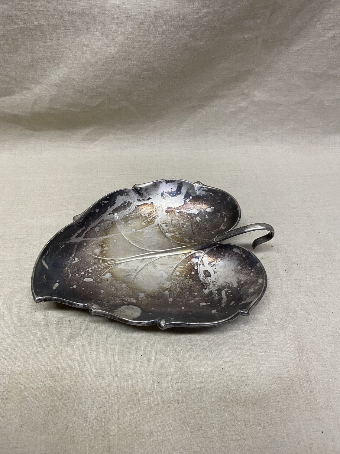 Présentoire en métal argenté en forme de feuille - 25 x 19 cm